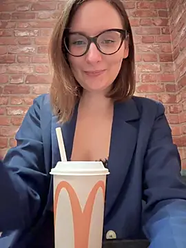 The Snowwhitee online show from November 2025 09:15:01 PM