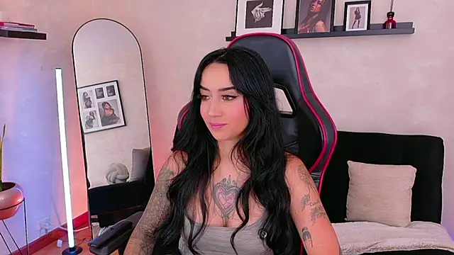 EmmyEvans1 online show from April 2026 07:43:02 PM