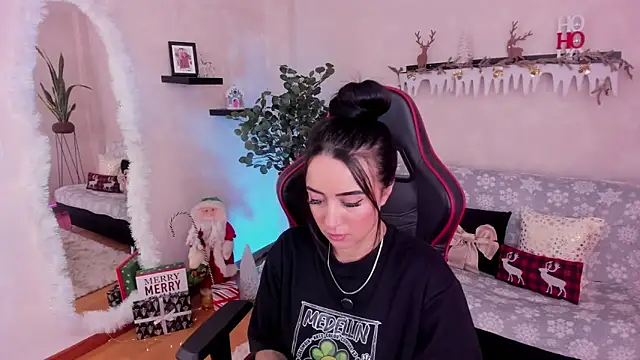 Snapshot of EmmyEvans1 chatting on November 2025 07:46:02 PM EmmyEvans1 online show from November 2025 07:46:02 PM