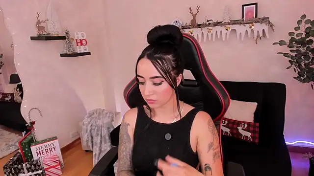 Snapshot of EmmyEvans1 chatting on November 2025 09:07:01 PM EmmyEvans1 online show from November 2025 09:07:01 PM