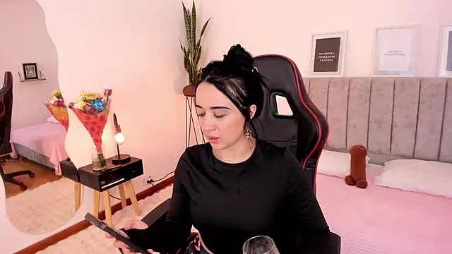 Snapshot of EmmyEvans1 chatting on March 2025 01:58:02 AM EmmyEvans1 online show from March 2025 01:58:02 AM