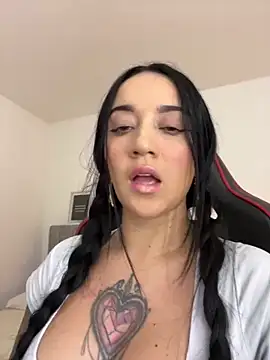 Snapshot of EmmyEvans1 chatting on March 2025 07:27:02 PM EmmyEvans1 online show from March 2025 07:27:02 PM