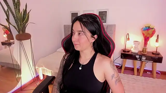 Snapshot of EmmyEvans1 chatting on February 2025 07:46:01 PM EmmyEvans1 online show from February 2025 07:46:01 PM