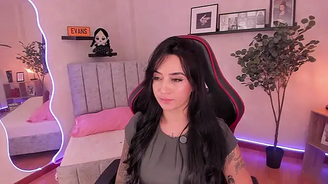 Snapshot of EmmyEvans1 chatting on September 2025 07:35:02 PM EmmyEvans1 online show from September 2025 07:35:02 PM