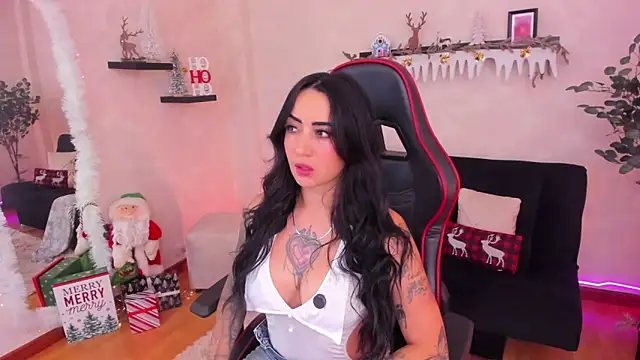 Snapshot of EmmyEvans1 chatting on November 2025 07:39:01 PM EmmyEvans1 online show from November 2025 07:39:01 PM