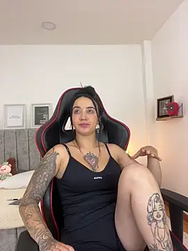 Snapshot of EmmyEvans1 chatting on March 2025 12:05:02 AM EmmyEvans1 online show from March 2025 12:05:02 AM