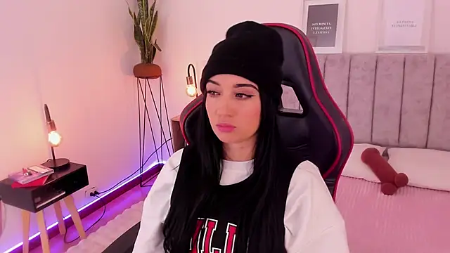 Snapshot of EmmyEvans1 chatting on March 2025 07:27:02 PM EmmyEvans1 online show from March 2025 07:27:02 PM