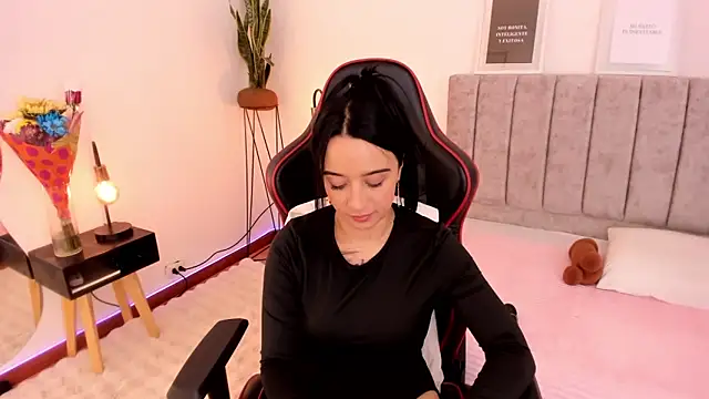 Snapshot of EmmyEvans1 chatting on March 2025 10:45:02 PM EmmyEvans1 online show from March 2025 10:45:02 PM