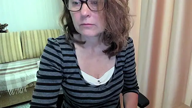 Snapshot of lauraoven chatting on June 2026 07:24:01 AM lauraoven online show from June 2026 07:24:01 AM