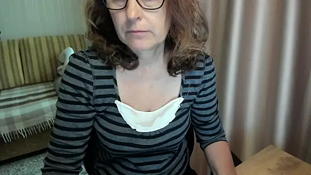 Snapshot of lauraoven chatting on June 2026 10:42:02 AM lauraoven online show from June 2026 10:42:02 AM
