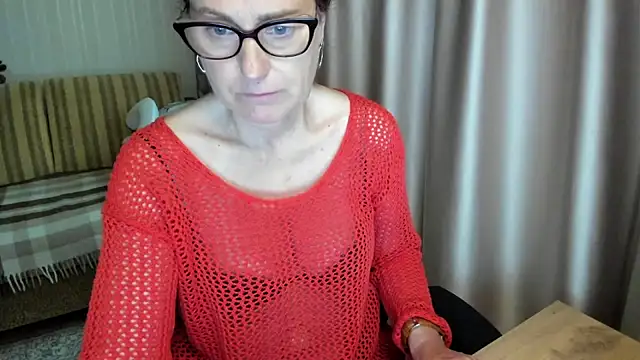 Snapshot of lauraoven chatting on June 2026 02:05:02 PM lauraoven online show from June 2026 02:05:02 PM