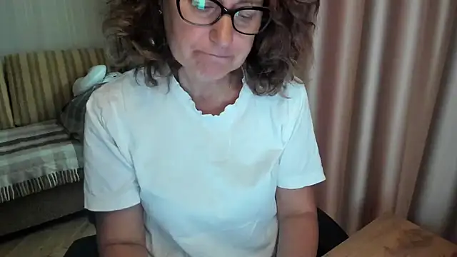 Snapshot of lauraoven chatting on July 2026 12:06:02 PM lauraoven online show from July 2026 12:06:02 PM