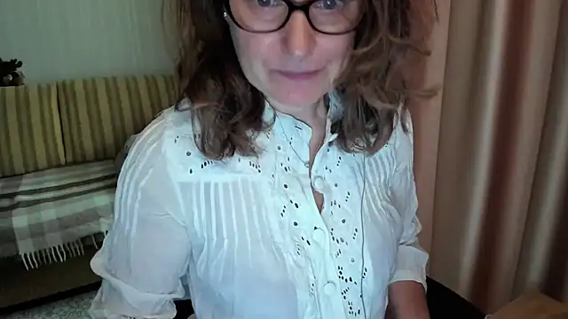 Snapshot of lauraoven chatting on June 2026 08:09:02 AM lauraoven online show from June 2026 08:09:02 AM