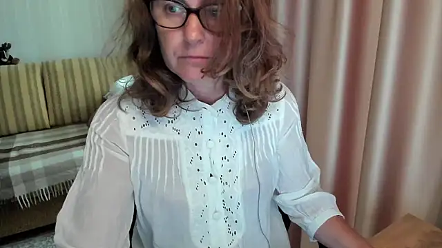 Snapshot of lauraoven chatting on July 2026 10:00:01 AM lauraoven online show from July 2026 10:00:01 AM