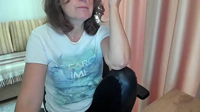 Snapshot of lauraoven chatting on July 2026 06:42:01 AM lauraoven online show from July 2026 06:42:01 AM