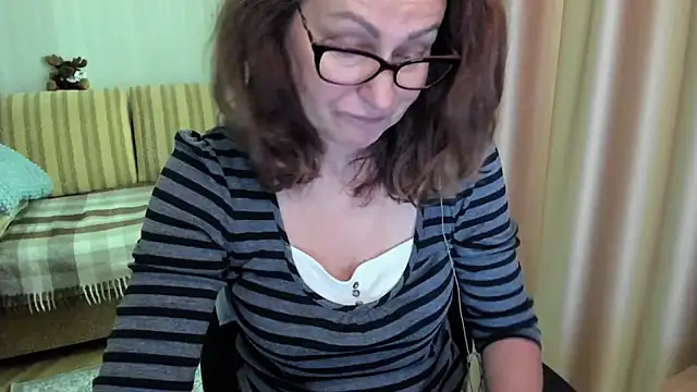 Snapshot of lauraoven chatting on June 2026 08:20:01 AM lauraoven online show from June 2026 08:20:01 AM