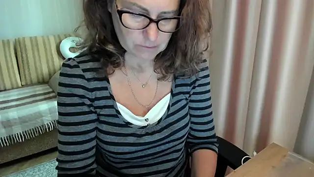 Snapshot of lauraoven chatting on July 2026 07:20:01 AM lauraoven online show from July 2026 07:20:01 AM