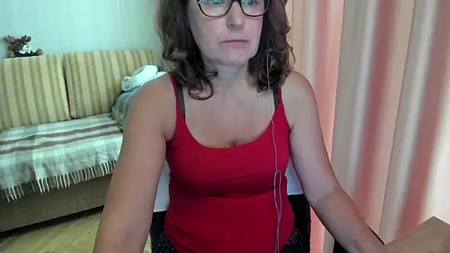 Snapshot of lauraoven chatting on August 2026 07:05:01 AM lauraoven online show from August 2026 07:05:01 AM