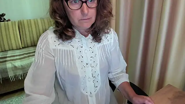Snapshot of lauraoven chatting on July 2026 08:31:02 AM lauraoven online show from July 2026 08:31:02 AM