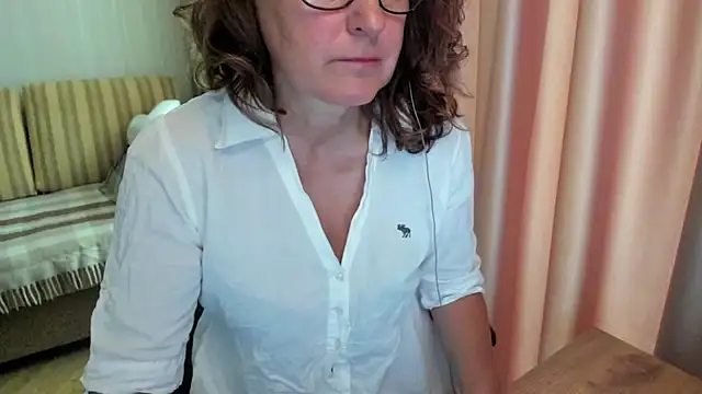 Snapshot of lauraoven chatting on July 2026 07:16:02 AM lauraoven online show from July 2026 07:16:02 AM