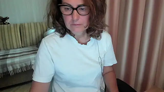 Snapshot of lauraoven chatting on July 2026 07:15:01 AM lauraoven online show from July 2026 07:15:01 AM