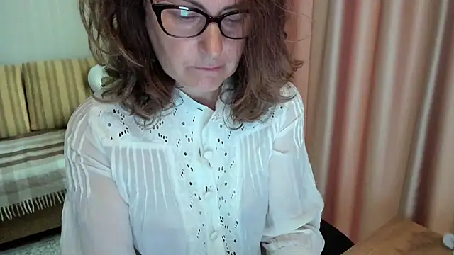 Snapshot of lauraoven chatting on July 2026 06:46:02 AM lauraoven online show from July 2026 06:46:02 AM