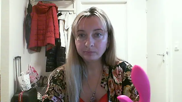 SusanCurt online show from November 2025 10:08:02 AM