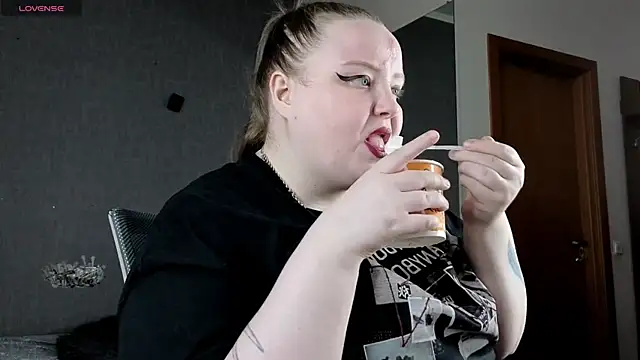 Snapshot of EMMA__CONNOR chatting on September 2025 06:25:01 AM EMMA CONNOR online show from September 2025 06:25:01 AM