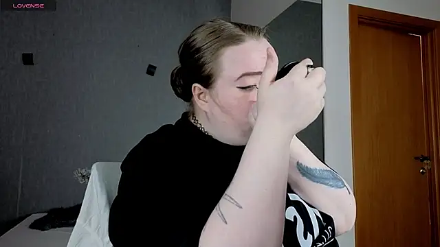 Snapshot of EMMA__CONNOR chatting on September 2025 10:44:01 AM EMMA CONNOR online show from September 2025 10:44:01 AM