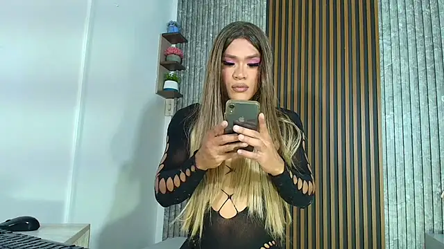 SARA TS FOX online show from September 2025 09:20:02 PM