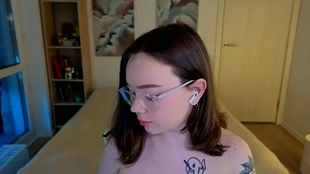 Snapshot of MilenaSaint chatting on May 2026 03:43:02 AM MilenaSaint online show from May 2026 03:43:02 AM