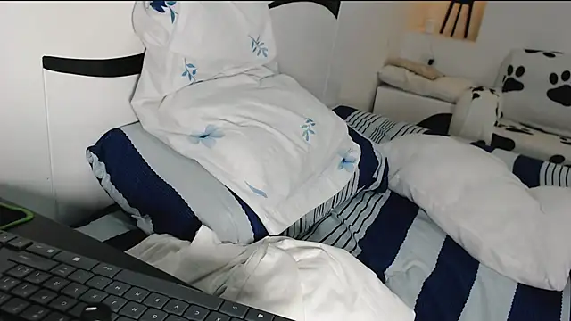 Snapshot of yina-rosse chatting on October 2025 08:43:02 PM yina-rosse online show from October 2025 08:43:02 PM