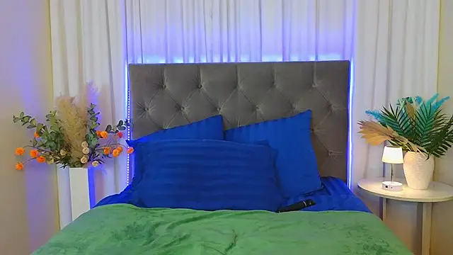 Ariana Petite online show from March 2026 12:05:01 AM