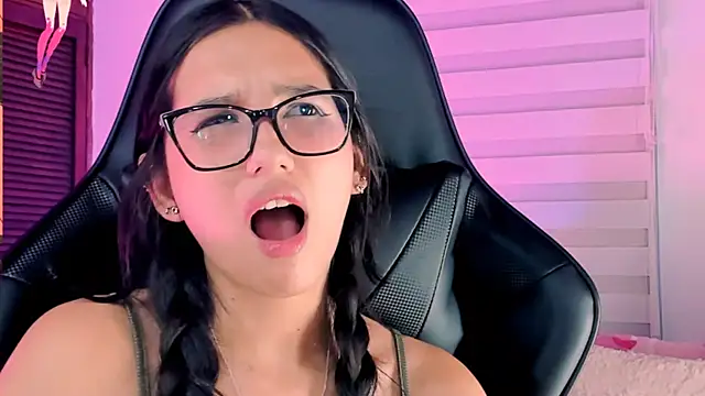 Snapshot of Luniverse chatting on December 2024 10:24:01 PM Luniverse online show from December 2024 10:24:01 PM