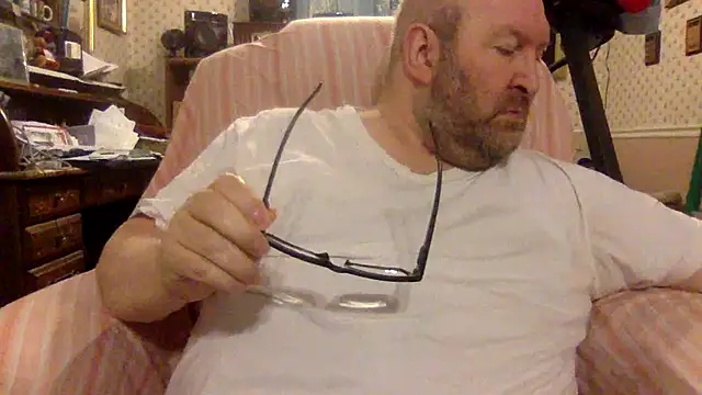 Snapshot of Drwhocares chatting on April 2026 07:40:02 PM Drwhocares online show from April 2026 07:40:02 PM
