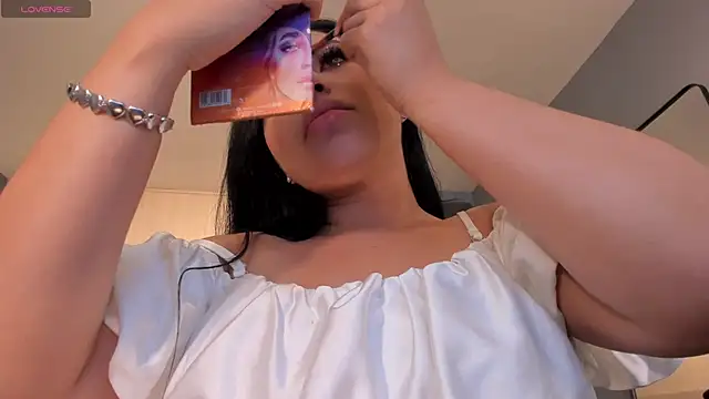 Snapshot of MiaRoberts1 chatting on November 2025 06:01:02 PM MiaRoberts1 online show from November 2025 06:01:02 PM