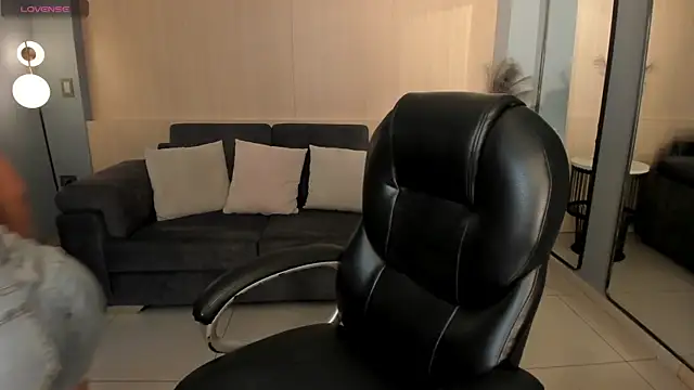 Snapshot of MiaRoberts1 chatting on December 2025 06:39:02 PM MiaRoberts1 online show from December 2025 06:39:02 PM