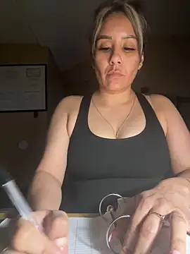 Snapshot of Aw_ThROAt9 chatting on May 2026 05:33:01 AM Aw ThROAt9 online show from May 2026 05:33:01 AM
