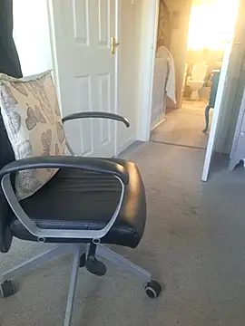 Snapshot of Emily_English57 chatting on December 2025 09:33:02 AM Emily English57 online show from December 2025 09:33:02 AM