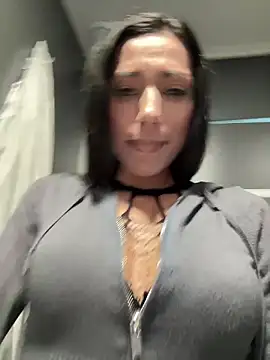 Snapshot of _MiaQueen_ chatting on September 2025 11:33:02 PM MiaQueen online show from September 2025 11:33:02 PM