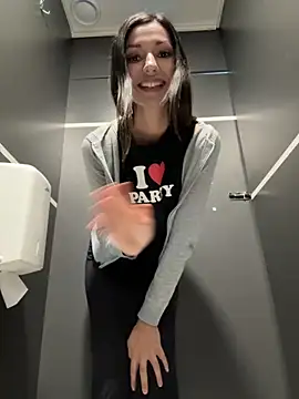 Snapshot of _MiaQueen_ chatting on September 2025 11:04:02 PM MiaQueen online show from September 2025 11:04:02 PM