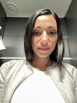 Snapshot of _MiaQueen_ chatting on September 2025 08:24:02 PM MiaQueen online show from September 2025 08:24:02 PM