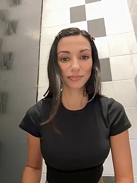 Snapshot of _MiaQueen_ chatting on October 2025 09:04:02 PM MiaQueen online show from October 2025 09:04:02 PM