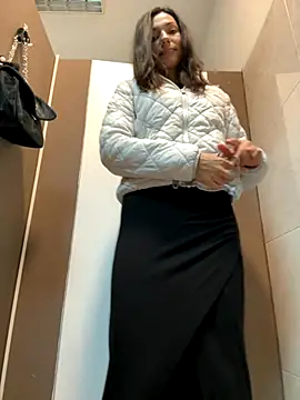 Snapshot of _MiaQueen_ chatting on November 2025 10:26:01 PM MiaQueen online show from November 2025 10:26:01 PM