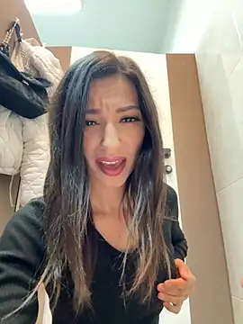 Snapshot of _MiaQueen_ chatting on October 2025 09:54:01 PM MiaQueen online show from October 2025 09:54:01 PM