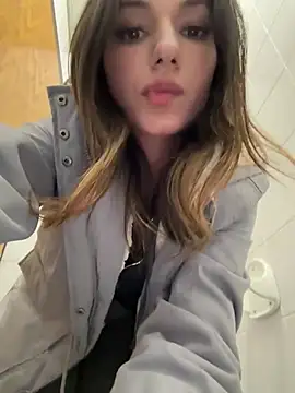 Snapshot of _MiaQueen_ chatting on February 2025 11:25:02 PM MiaQueen online show from February 2025 11:25:02 PM