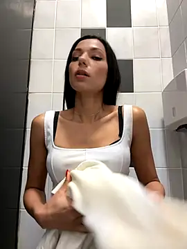 Snapshot of _MiaQueen_ chatting on October 2025 07:26:02 PM MiaQueen online show from October 2025 07:26:02 PM