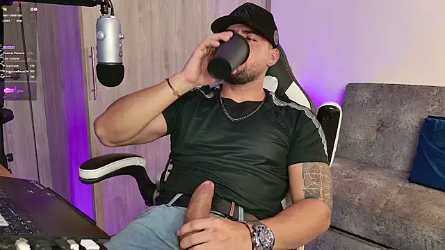 Snapshot of mr_david_cox chatting on February 2025 03:56:01 AM mr david cox online show from February 2025 03:56:01 AM