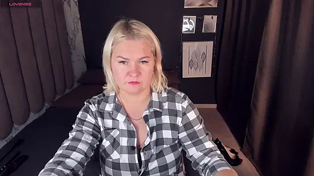 Snapshot of YolandaKiss chatting on October 2025 08:20:02 PM YolandaKiss online show from October 2025 08:20:02 PM