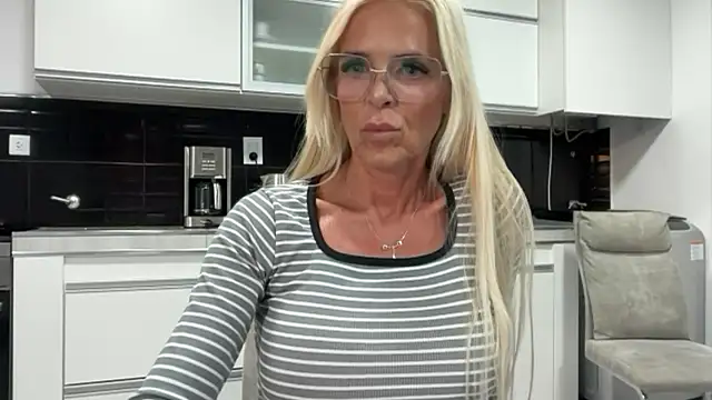 Reyna63 online show from April 2026 08:57:02 PM